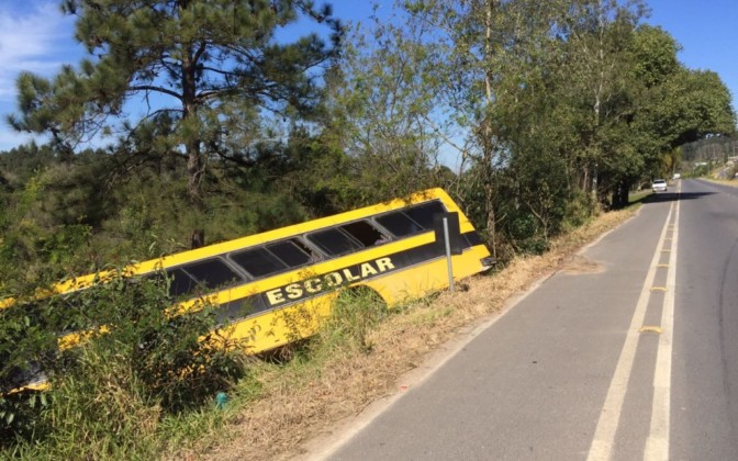nibus escolar de Urussanga quebra barra da direção e fica pendura em árvores na SC 1084