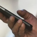 Alerta: golpe usa mensagens falsas para pedir códigos e pode apagar dados do celular