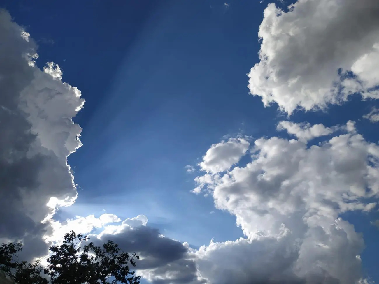 https://radiomarconi.net/wp-content/uploads/2022/12/sol-nuvens-nublado-calor-verao-chuva6-Foto-Ana-Paula-Wilmsen-OP.jpg.jpg