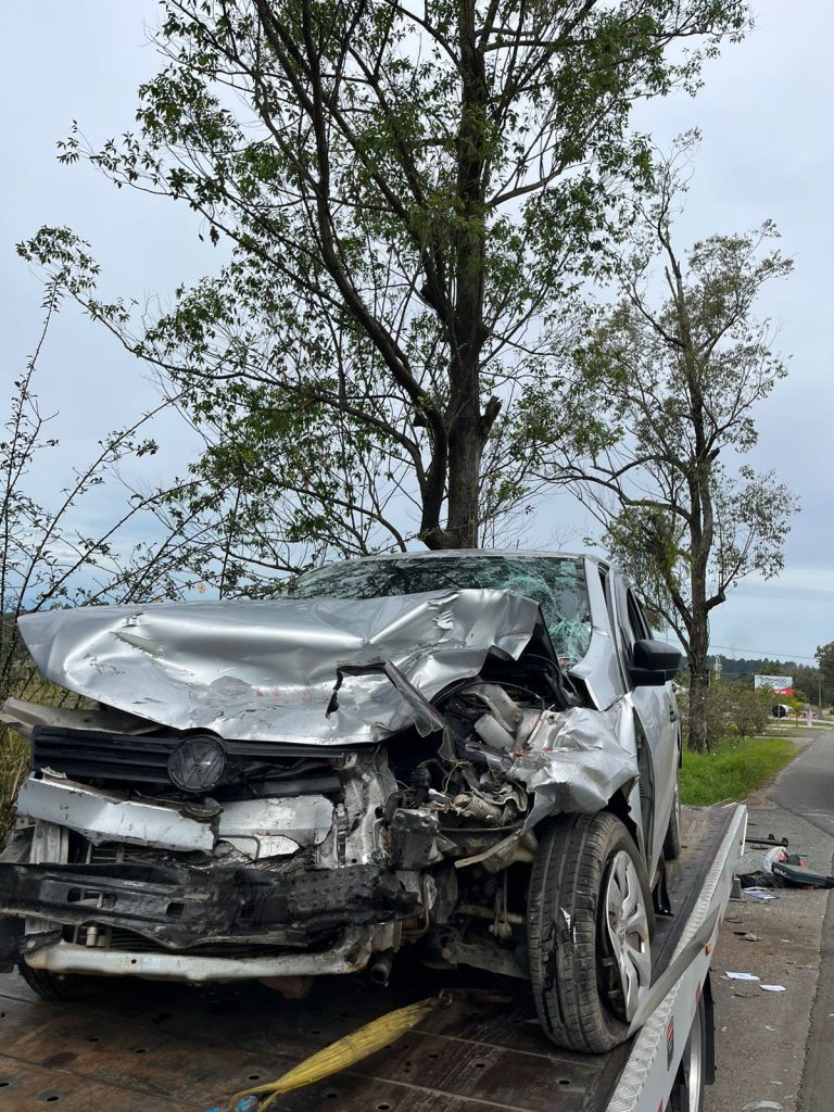 Colisão entre carro e caminhonete é registrada na área Central de Criciúma