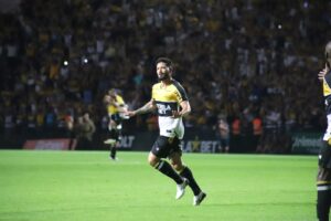Arthur Caíke comemorando o segundo gol, aos 39 minutos do segundo tempo, após passe de Claudinho | Foto: Celso da Luz