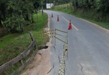 Trânsito em meia pista na rodovia José Pedro das Neves em Urussanga