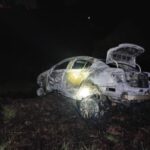 Homem é resgatado pela PM após carro cair em ribanceira e pegar fogo em Cocal do Sul