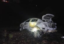 Homem é resgatado pela PM após carro cair em ribanceira e pegar fogo em Cocal do Sul