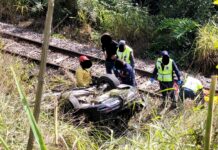 Carro capota após sair da pista na rodovia Genésio Mazon, em Urussanga