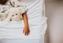 Mãe acusada de abandono intelectual é absolvida após provar doença grave da filha