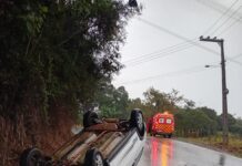 Mulher perde controle do veículo e capota após saída de pista, em Urussanga