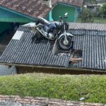 Moto sai da pista e cai sobre telhado de casa em Urussanga