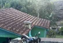 Moto sai da pista e cai sobre telhado de casa em Urussanga