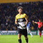 Criciúma resolve situação do meia Jhonata Robert