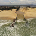 Entraves burocráticos atrasam dragagem do Canal da Barra do Camacho, afirma prefeito