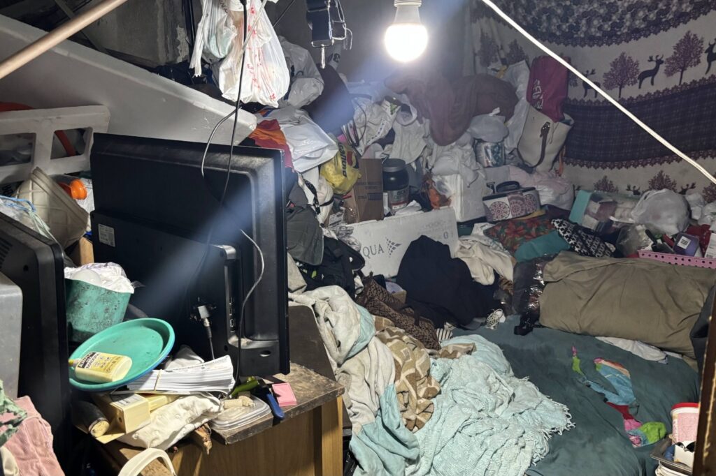 Prefeitura de Criciuma realiza intervencao em casa com grande acumulo de residuos na regiao centra 6