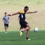 Eduardo Baptista testa Cauê Santos para a vaga de Otero em treinamento do Criciúma no CT