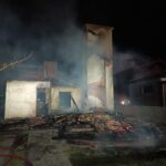 Casa de veraneio é completamente destruída por incêndio em Jaguaruna