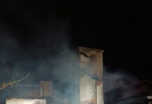 Casa de veraneio é completamente destruída por incêndio em Jaguaruna