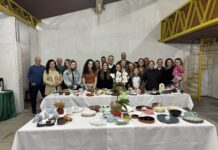 Alunos da Escola de Artes de Urussanga recebem peças produzidas em oficina de cerâmica