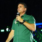 Moraes determina entrega de passaportes de Flávio Bolsonaro