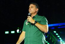 Moraes determina entrega de passaportes de Flávio Bolsonaro